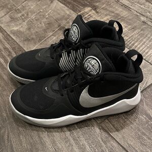 Nike Team Hustle D9 Black and Gray Athletic Basketball Shoes Youth Boy 5